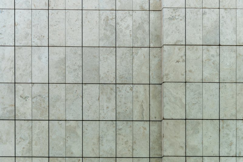 Geflieste Wand mit quadratischen Fliesen