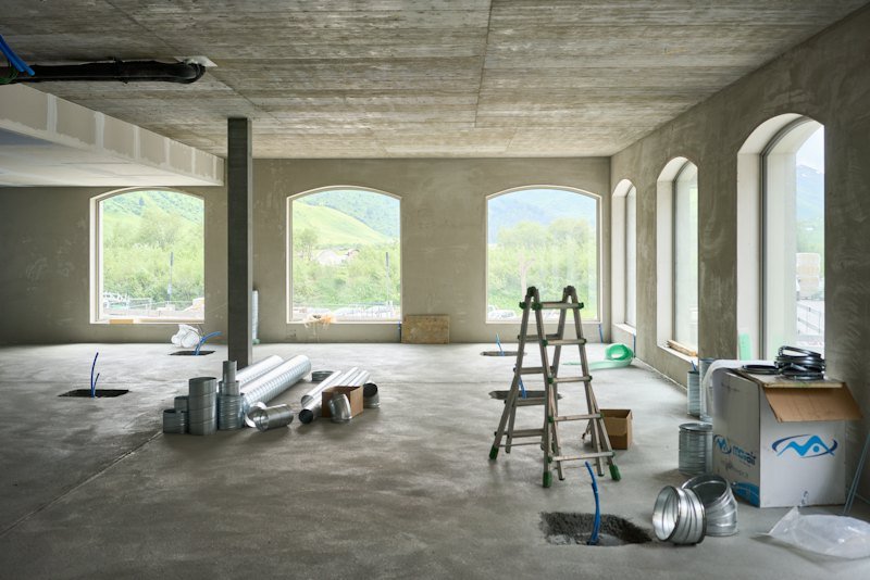 Großer Raum während der Sanierung mit Leiter und Eimern