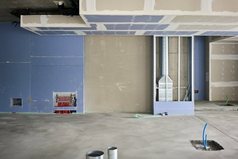 Raum im Ausbau mit Trockenbauwänden und Metallprofilen